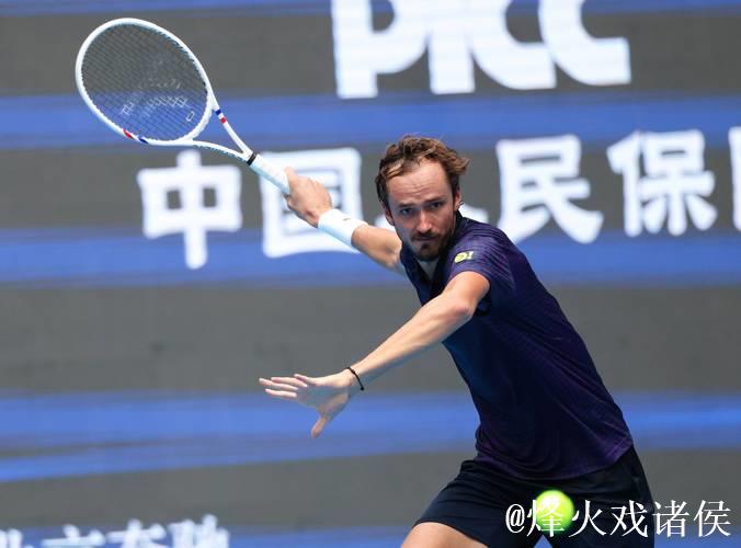 ATP巴黎大师赛：梅德韦杰夫轻松晋级 阿利亚西姆上演逆转好戏